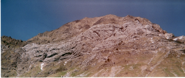 La Barrire rocheuse menant au Mont Charvin / De gauche  droite